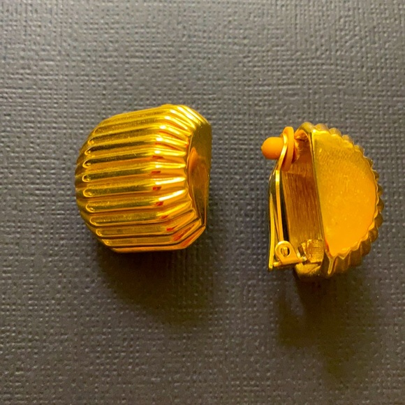 A Joan River’s Classic - Picture 1 of 6